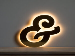 verlichte metalen letters commerciële gevel