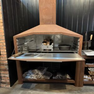 Moderne buitenkeuken met maatwerk metalen barbecue