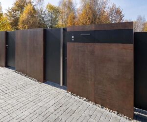 Op maat gemaakte cortenstalen toegangspoort voor moderne privéwoning